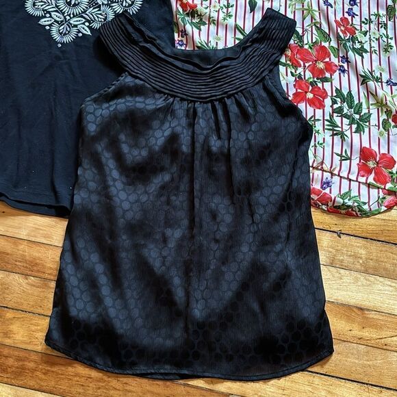 Bundle of Three 3 Assorted Women’s Sleeveless Blouses Size Medium - Picture 2 of 7